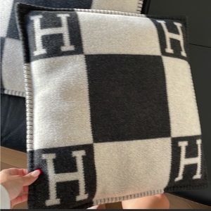 Hermes ecru gris fonce avalon pillow dark grey black excellent condition